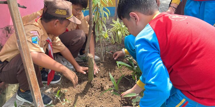 SD Al Muslim Peringati Gerakan Satu Juta Pohon dengan Tebar Kebermanfaatan