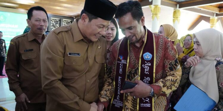 Simposium Dan Pengukuhan Guru Angkatan 10, Plt. Bupati Sidoarjo : Harapakan Peningkatan Kualitas Pendidikan Di Sidoarjo