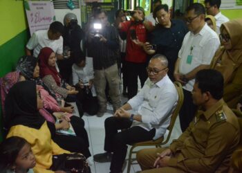 Plt Bupati Dampingi Menko Pangan Meninjau Program Cek Kesehatan Gratis di Sidoarjo