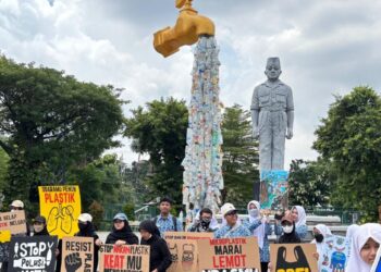 Siswa SMA Al Muslim Kampanye Peduli Sampah Melalui Orasi di Depan Gedung Grahadi Surabaya