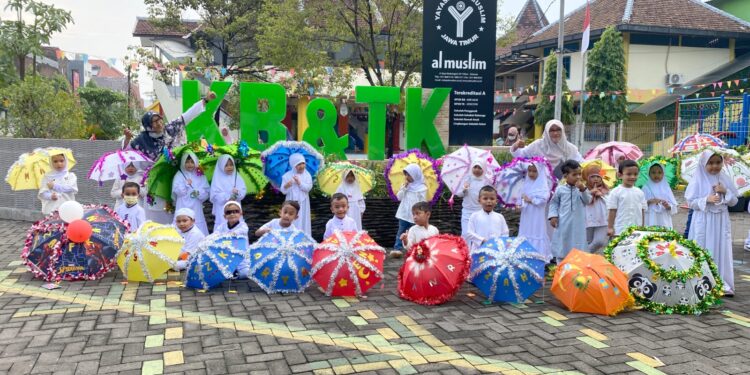 Tarhib Ramadan KB TK Al Muslim Sidoarjo: Semarak Pawai Payung Hias dan Orasi Ajakan Puasa Ramadan