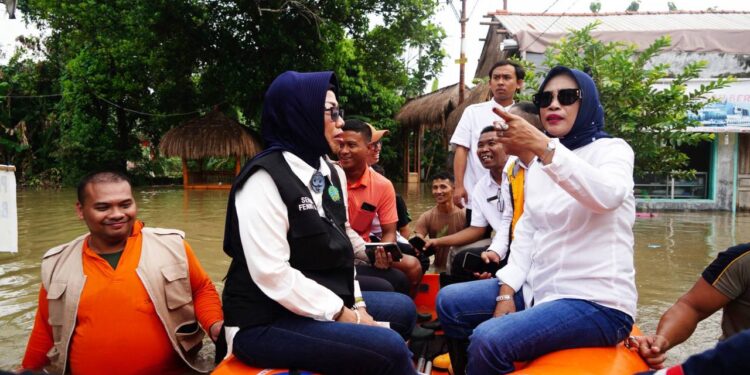 Wabup dan Ketua TP PKK Sidoarjo Kunjungi Korban Banjir di Krian dan Porong