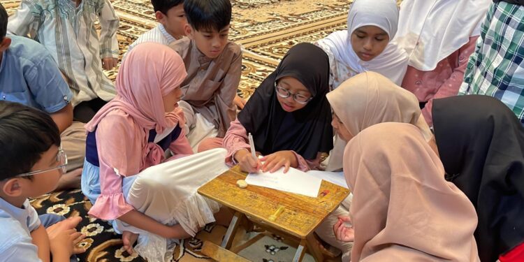 SD Al Muslim Ajak Siswa Berbagi Kebahagiaan Bersama Anak Yatim Piatu Lewat Pondok Ramadan