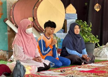 Peduli Sesama, SMP Al Muslim Berbagi dengan Lansia di Bulan Ramadan
