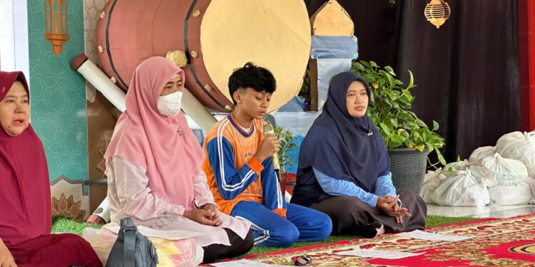 Peduli Sesama, SMP Al Muslim Berbagi dengan Lansia di Bulan Ramadan