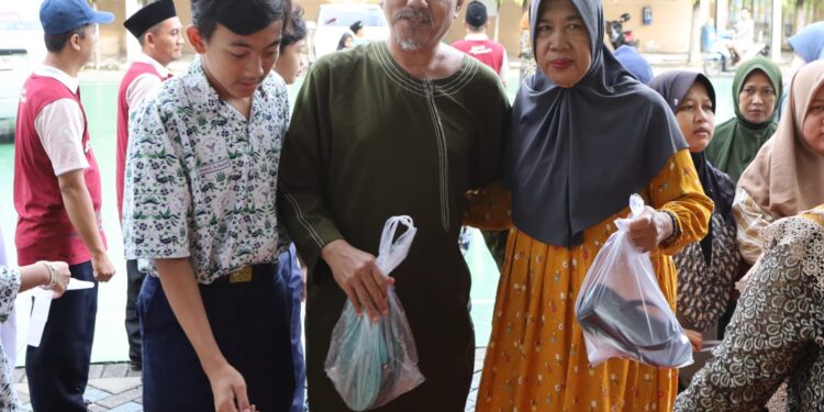 Bersihkan Hati dengan Berbagi, Yayasan Al Muslim Bagikan 1.443 Sembako ke Yatim dan Dhuafa di Sekitar Sekolah
