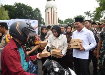 Forkopimda Sidoarjo Bagikan 4 Ribu Takjil
