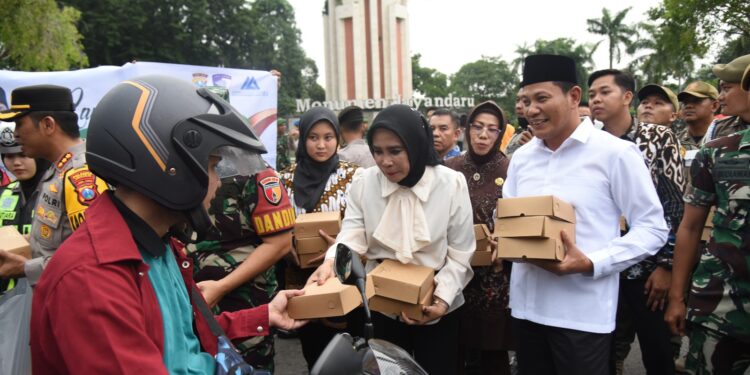 Forkopimda Sidoarjo Bagikan 4 Ribu Takjil