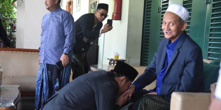 Lebaran, Bupati Subandi dan Wakil Bupati Sidoarjo Mimik Idayana Sowan ke Gus Ali Bumi Shalawat