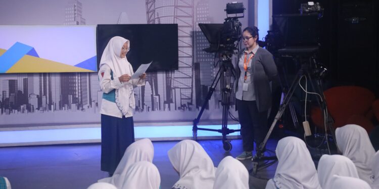Siswa SMP Al Muslim  Field Trip ke JTV Surabaya Belajar Dunia Pertelevisian