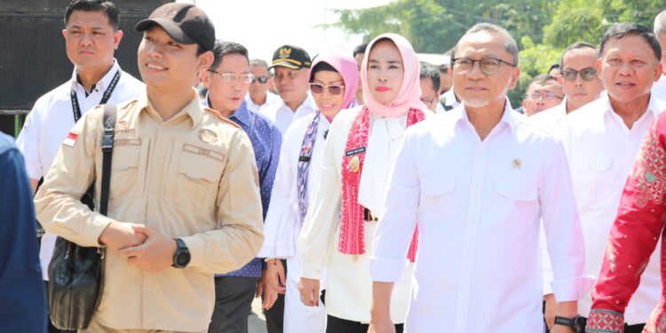 Menko Pangan Zulkifli Hasan Tinjau Koperasi Merah Putih Tambak Rumput Laut Desa Kupang Jabon