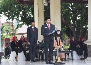 Hari Pendidikan Nasional, Bupati Subandi Serahkan Penghargaan Kepada Guru dan Siswa