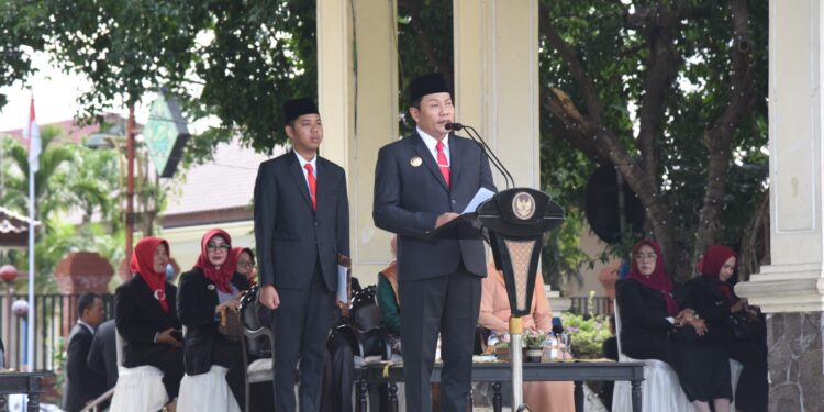 Hari Pendidikan Nasional, Bupati Subandi Serahkan Penghargaan Kepada Guru dan Siswa
