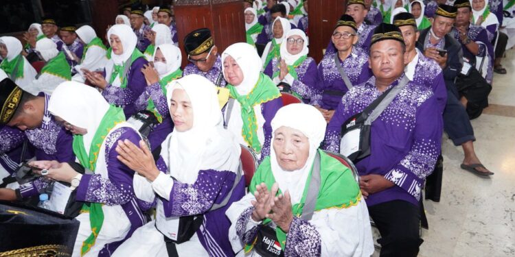 Bupati Lepas Keberangkatan Calon Jamaah Haji Kloter 20 Asal Sidoarjo