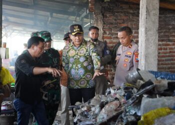 Sidak ke Produsen Tahu di Krian, Bupati Subandi Tawarkan Solusi Alternatif Pengganti Bahan Bakar Sampah
