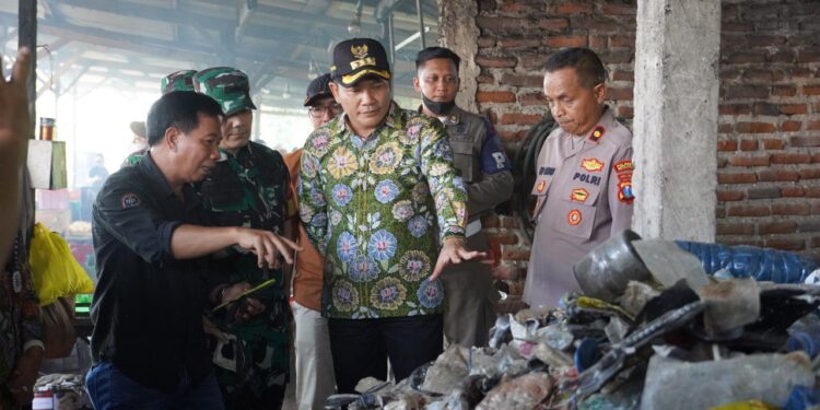 Sidak ke Produsen Tahu di Krian, Bupati Subandi Tawarkan Solusi Alternatif Pengganti Bahan Bakar Sampah