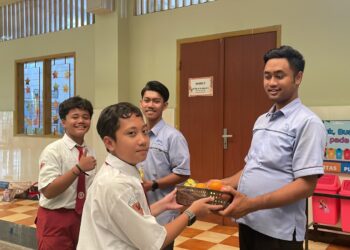 Tanda Syukur, Murid SD Al Muslim Rayakan Kelulusan dengan Berbagi Parcel untuk Satpam dan Cleaning Service