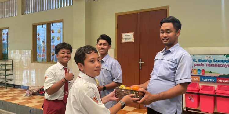 Tanda Syukur, Murid SD Al Muslim Rayakan Kelulusan dengan Berbagi Parcel untuk Satpam dan Cleaning Service