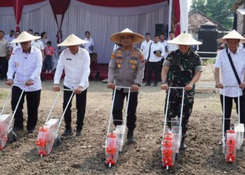 Bupati Sidoarjo Apresiasi Sinergi Imigrasi dan Polresta dalam “Semarak Tanam Jagung