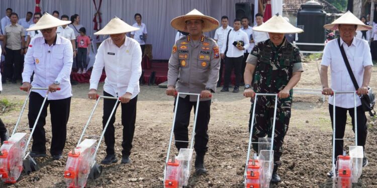 Bupati Sidoarjo Apresiasi Sinergi Imigrasi dan Polresta dalam “Semarak Tanam Jagung
