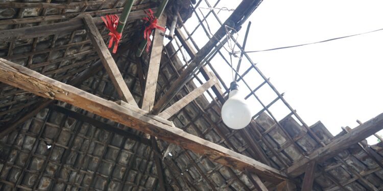 Blusukan ke Balongbendo, Janjikan Renovasi Segera untuk Dua Rumah Nyaris Roboh