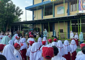 Gelar MPLS, SD Al Muslim Ajak Siswa Terbangkan Pesawat dan Menulis Cita-Cita