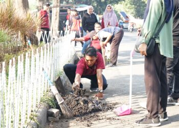 Wakil Bupati Sidoarjo Pimpin Kerja Bakti Bersama Ribuan Siswa SMAN 2 Sidoarjo