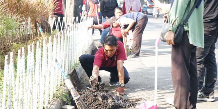 Wakil Bupati Sidoarjo Pimpin Kerja Bakti Bersama Ribuan Siswa SMAN 2 Sidoarjo
