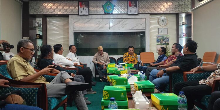 Gerakan Non Blok Warning DPRD, Rakyat Jadi Korban