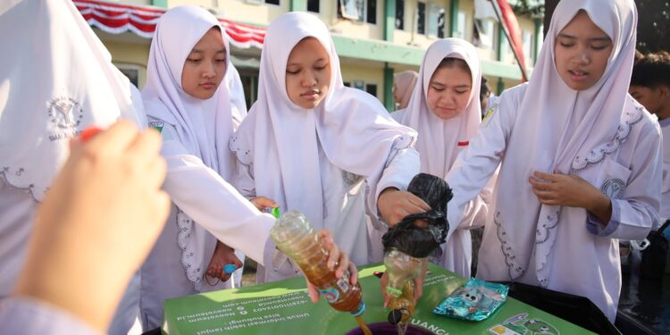 Jelantah Disulap Jadi Energi Bersih, SMA Al Muslim Gandeng Noovoleum-AIESEC Peringati HKAN