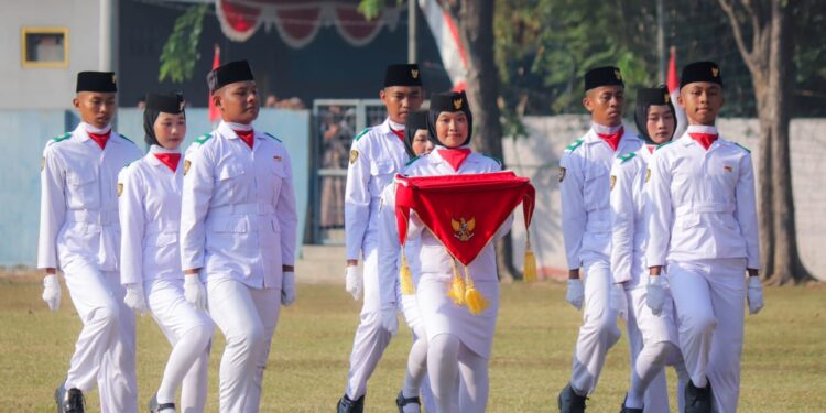 Siswi SMA Al Muslim Jadi Pembawa Baki Paskibra Waru