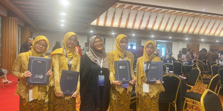 Siswa SMP Al Muslim Raih Medali di IRPrO 2025 Internasional lewat Karya Berjudul “Suara Tak Terdengar (THERASCRAP)”