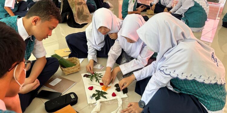 Healthy Day SMP Al Muslim: Merajut Sehat, Kreatif, dan Peduli Bumi melalui Praktik Eco Print dalam Peringatan Hari Ozon