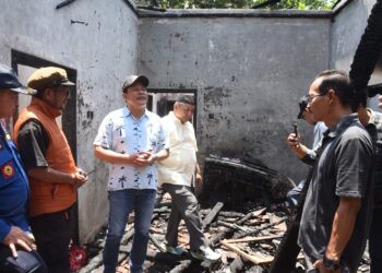 Bupati Bakal Perbaiki Rumah Warganya Yang Terbakar