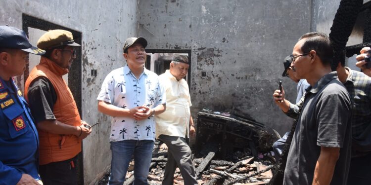 Bupati Bakal Perbaiki Rumah Warganya Yang Terbakar