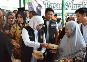 Bupati Subandi Dampingi Gubernur Khofifah Tinjau Pasar Murah di Waru