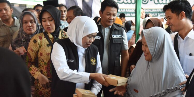 Bupati Subandi Dampingi Gubernur Khofifah Tinjau Pasar Murah di Waru