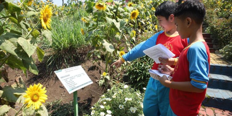 SD Al Muslim Jaga Kelestarian Tumbuhan dengan Inovasi Pertanian Lewat Outing Class di BRMP Malang