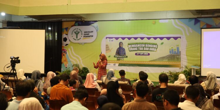 Parenting Growth: SD Al Muslim Jatim Hadirkan Dosen Psikologi UNAIR Bahas Bonding Orang Tua dan Anak