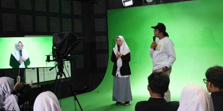 SMA Al Muslim Siapkan Pemimpin Muda Melek Media Lewat Kelas Broadcasting dan Branding Bersama KECE Media UNESA
