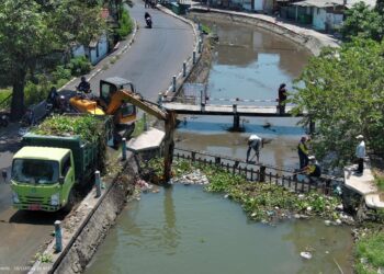 Jaga Kebersihan Sungai, Pemkab Sidoarjo Rutin Bersihkan Sampah di Saringan Mengetan Kanal