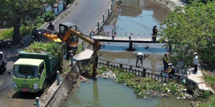 Jaga Kebersihan Sungai, Pemkab Sidoarjo Rutin Bersihkan Sampah di Saringan Mengetan Kanal