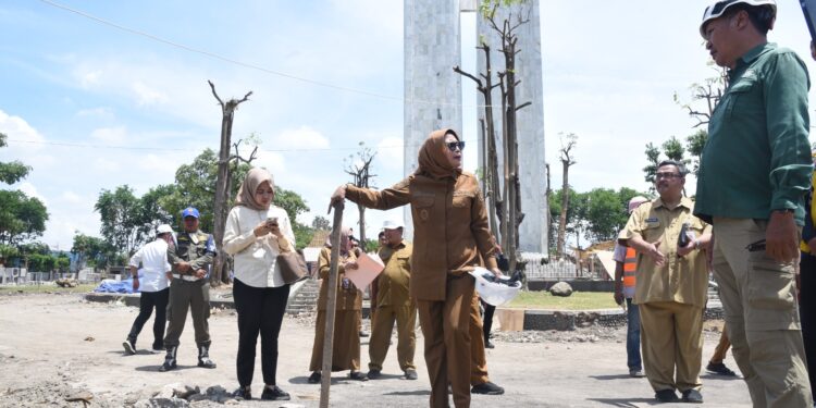 Sidak Progres Pengerjaan Revitalisasi Alun-alun, Wabup Minta Pelaksana Proyek Selesaikan Sesuai Kontrak