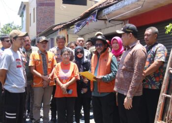 Bupati Subandi Kunjungi Rumah Ambruk Warga Magersari