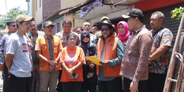 Bupati Subandi Kunjungi Rumah Ambruk Warga Magersari