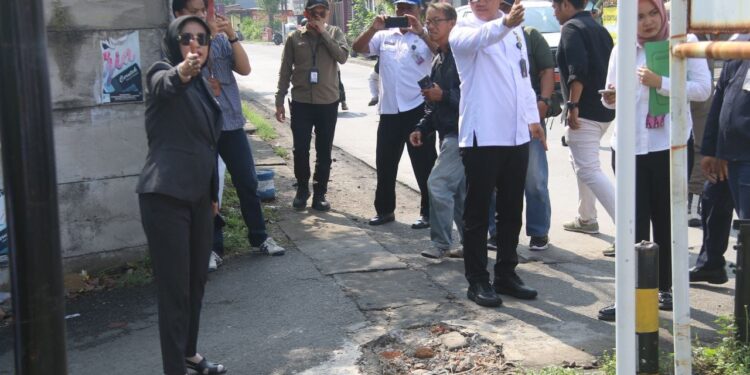 Urai Kemacetan Pemerintah Sidoarjo Perlebar Jalan di Pelintasan Kereta Api Desa Gelam