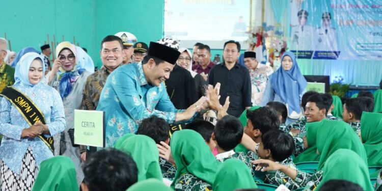 Bupati Sidoarjo H. Subandi Ajak Siswa Berliterasi Lewat BergeMPPit