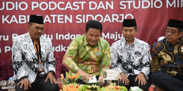 Bupati H. Subandi Resmikan Podcast dan Studio Mini Milik PGRI Sidoarjo