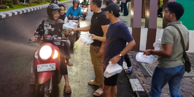 Usung Semangat Toleransi, Komunitas Poso Bedug Bagi Ratusan Takjil di Alun-alun Sidoarjo