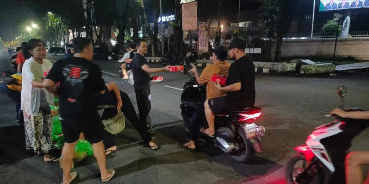 Komunitas Pendukung Iran Bagikan Ratusan Makanan Sahur di Alun-alun Sidoarjo